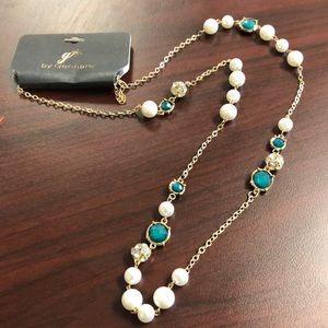 Long necklace with pearl and green stones
